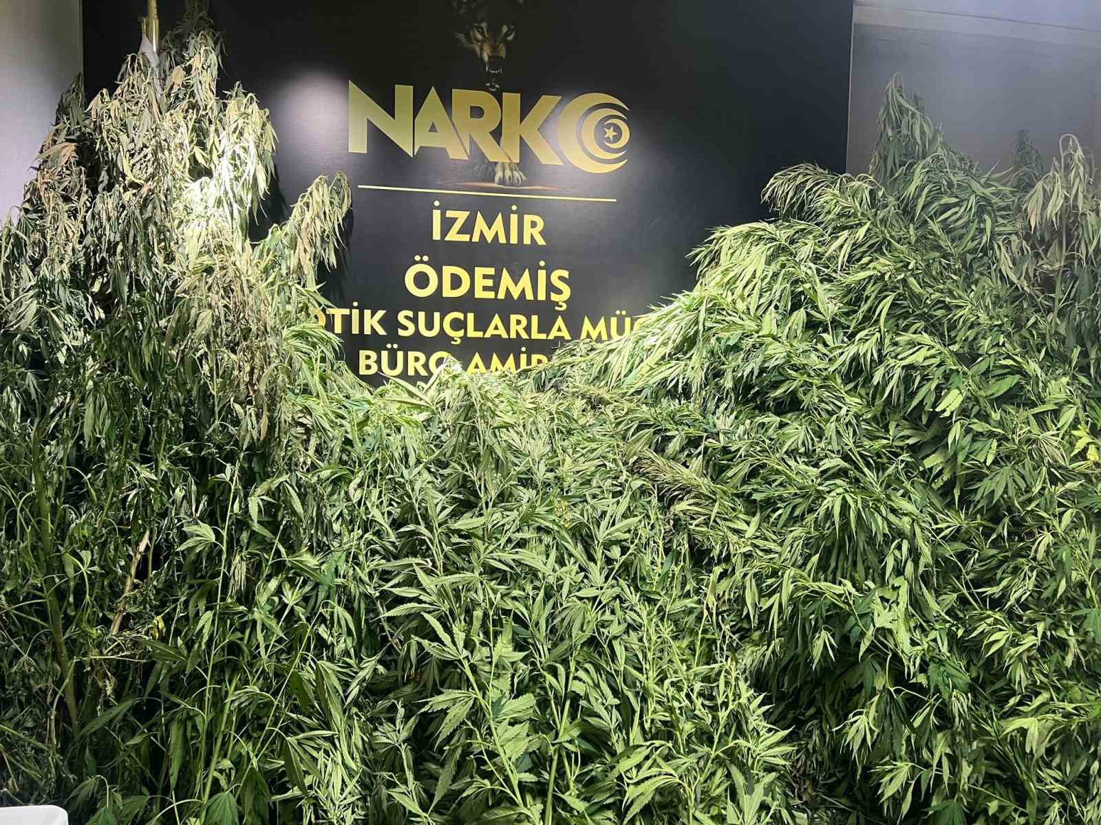 izmirde uyusturucu operasyonlari 4 tutuklama 2 RVR31VKC