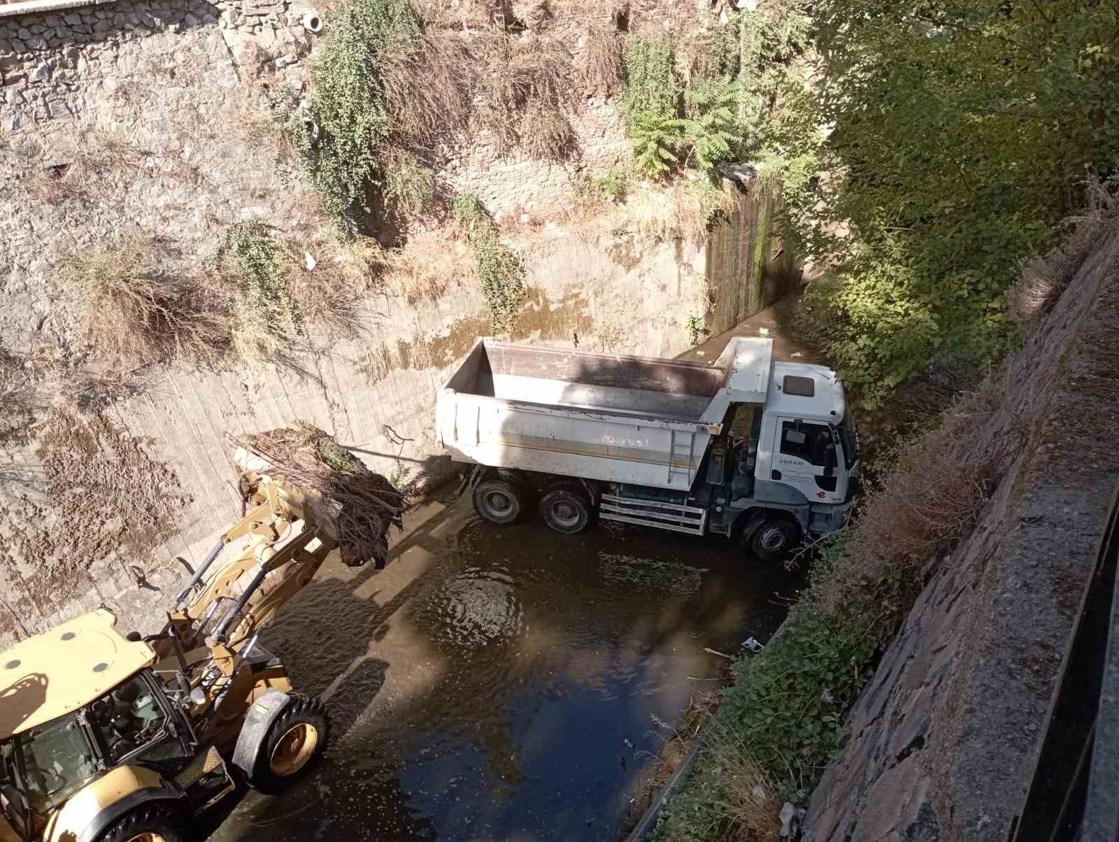 tabakhane deresinde temizlik calismalari suruyor 2 gOnP3773